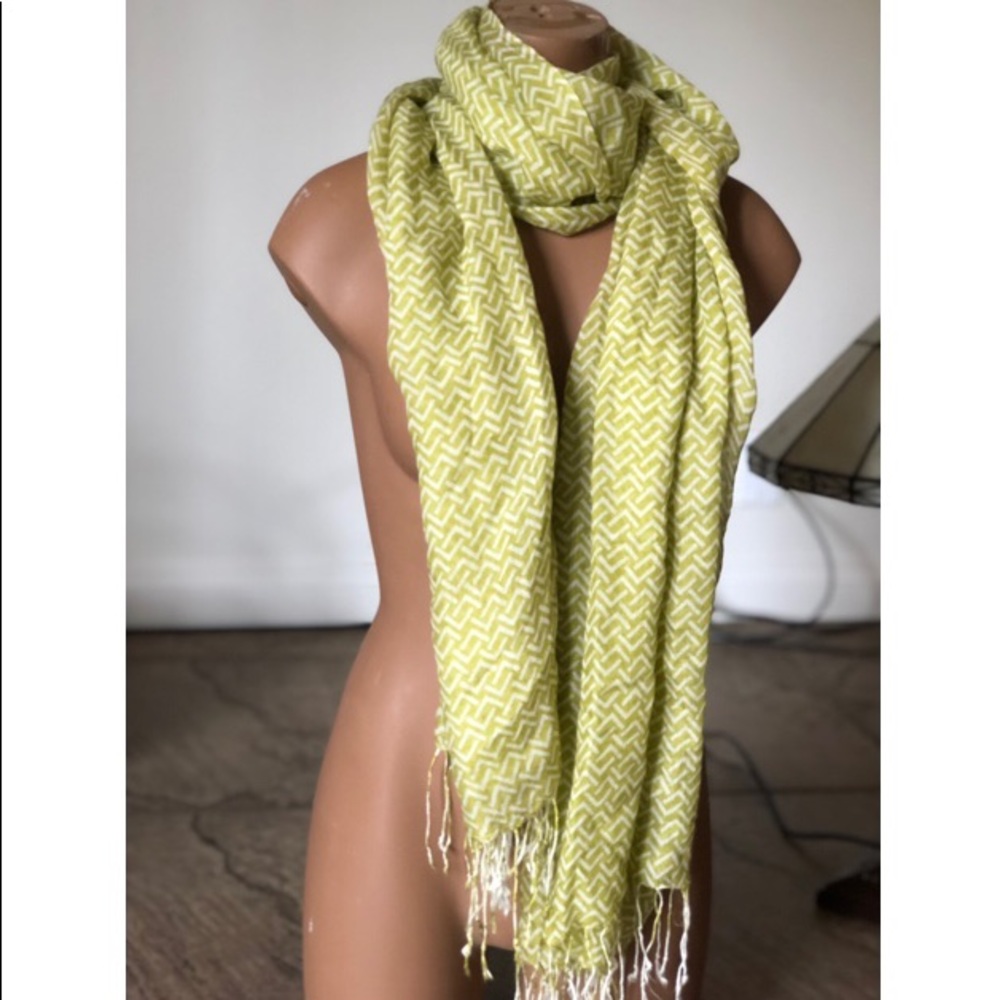 Green and white pattern scarf